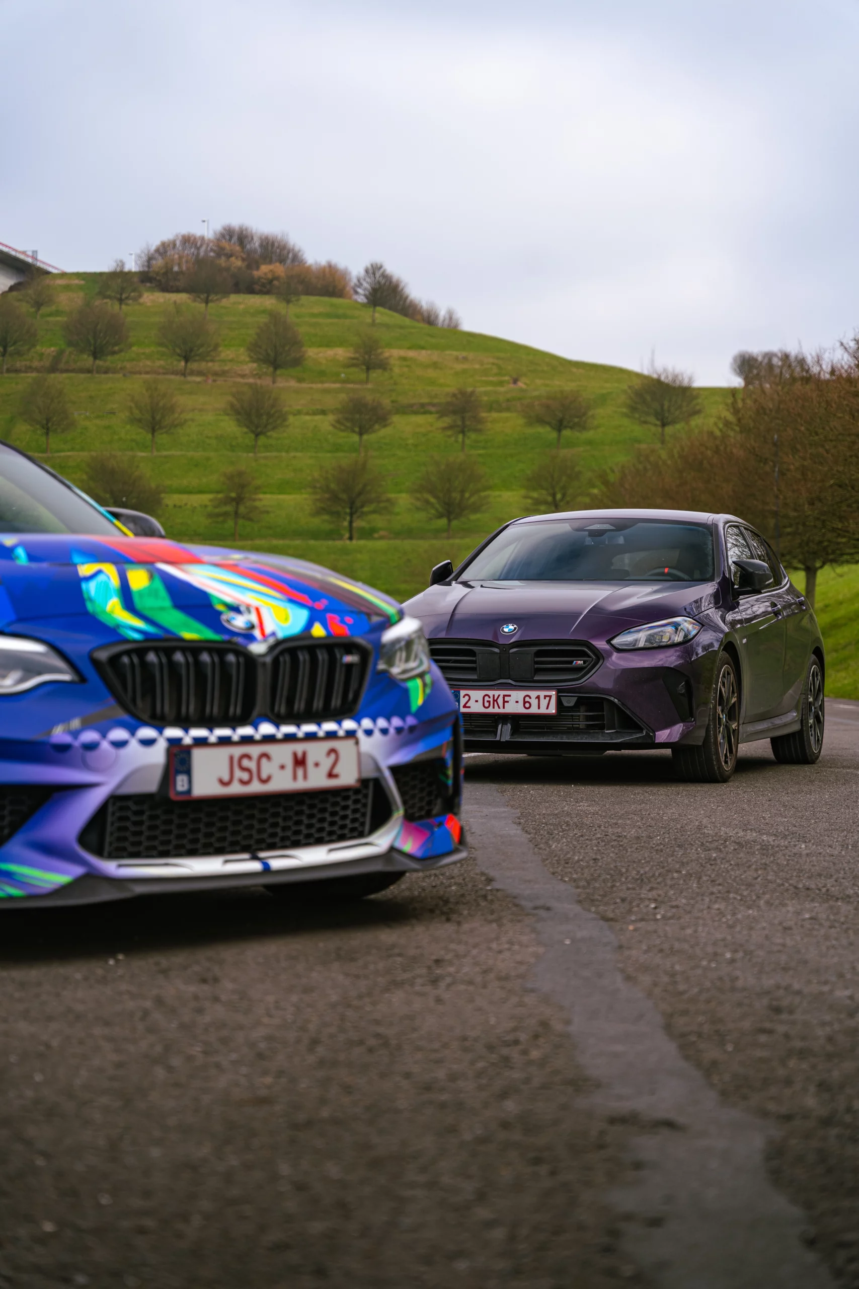 Circuit automobile professionnel avec voitures haute performance BMW et Ferrari